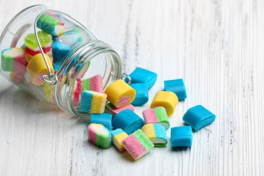 kavanoz ahşap arka plan üzerinde renkli şekerler