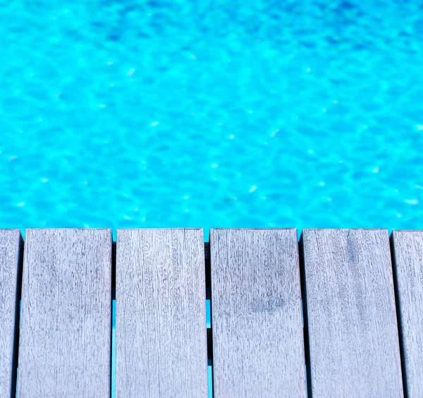 Molo di legno con sfondo blu del mare — Foto Stock