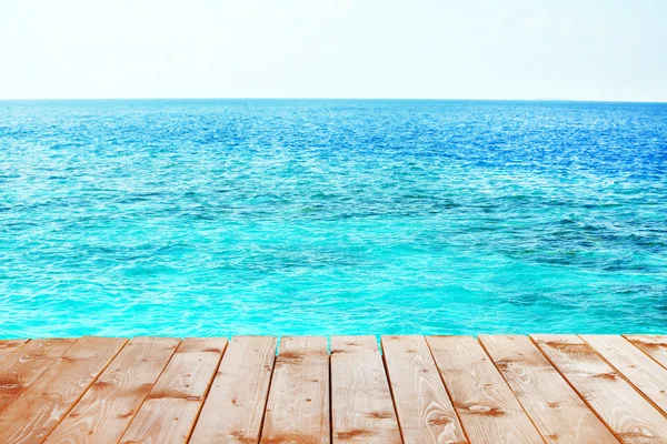 Träpiren med blå havet bakgrund — Stockfoto