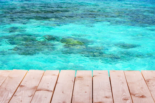 Träpiren med blå havet bakgrund — Stockfoto