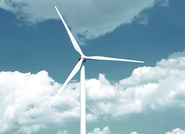 Molino de viento sobre fondo azul cielo — Foto de Stock