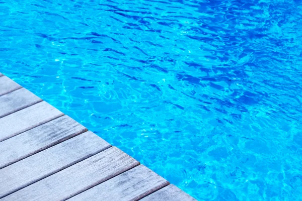 Molo di legno con sfondo blu del mare — Foto Stock