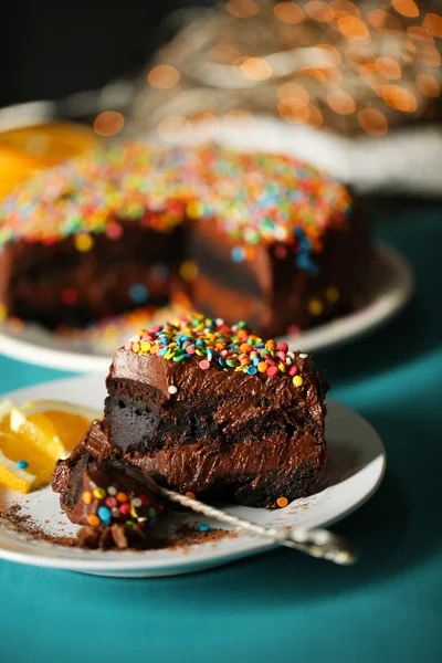 Sabroso pastel de chocolate en la mesa, primer plano — Foto de Stock