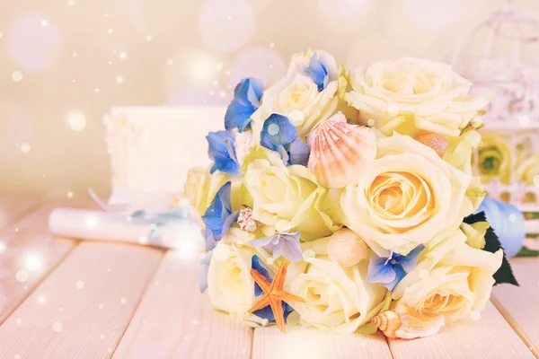 Schöner Hochzeitsstrauß mit Meeresdekor auf Holztisch — Stockfoto