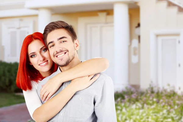 Verliefde paar in de buurt van hun huis — Stockfoto