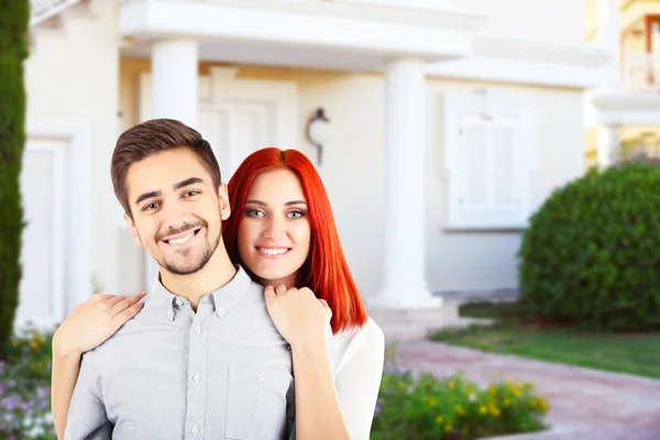 Verliefde paar in de buurt van hun huis — Stockfoto