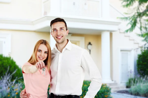 Verliefde paar in de buurt van hun huis — Stockfoto