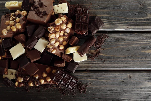 Set de chocolate con avellana sobre mesa de madera, vista superior — Foto de Stock