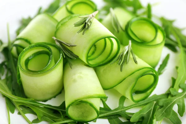 Placa de ensalada verde con pepino, rúcula y romero, primer plano —  Fotos de Stock