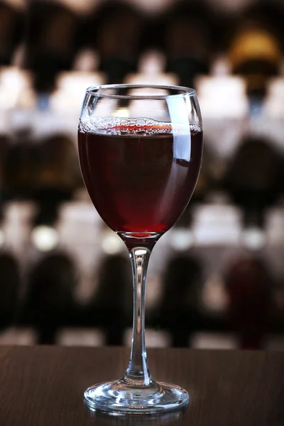 Bicchiere di vino rosso su sfondo bar — Foto Stock