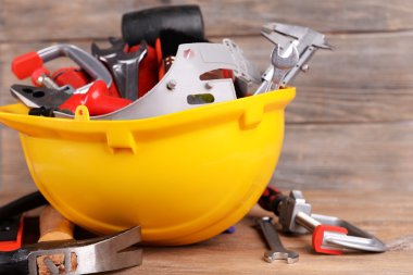 kask ahşap arka plan üzerinde inşaat araçları