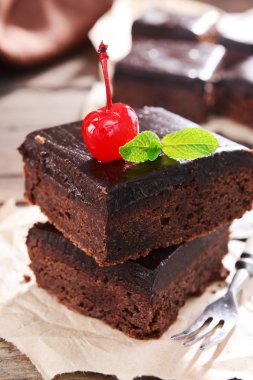 Masanın üzerinde nefis çikolatalı kekler.