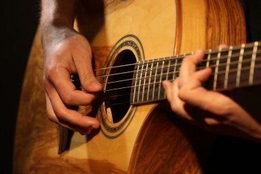 genç adam akustik gitar çalmaya yakın çekim
