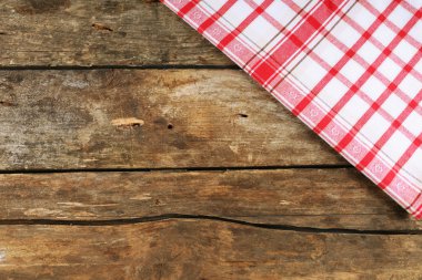 Damalı peçete ahşap masa arka plan üzerinde