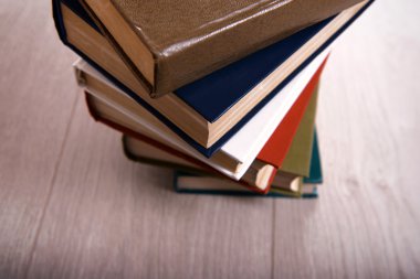 Ahşap zemin üzerine kitap yığını