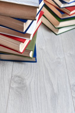 Ahşap zemin üzerine kitap yığınları