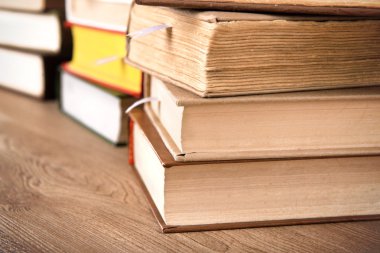 Tablo kitap yığınları yakın çekim