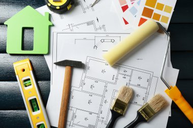 İnşaat aletleri, planı, renk örnekleri ve fırçalar ahşap masa arka plan üzerinde