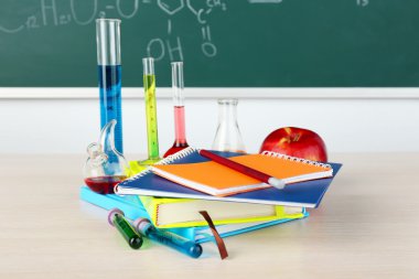 Kimya sınıfı test tüpleri üzerinde yeşil tahta arka plan ile Danışma