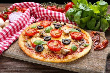 sebze ve fesleğen masada lezzetli pizza yakın çekim