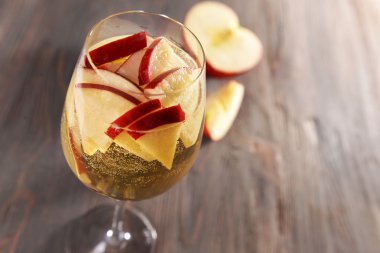 elma meyve ahşap arka plan üzerinde ile bardak