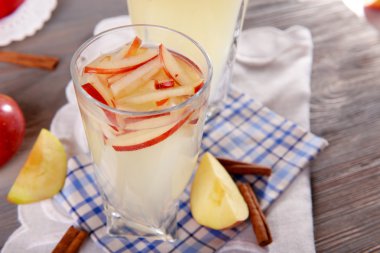 elma meyve tablo ile bardak yakın çekim