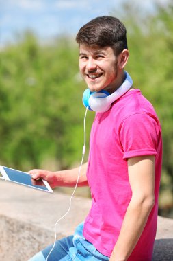 adam açık havada kulaklıklar ile