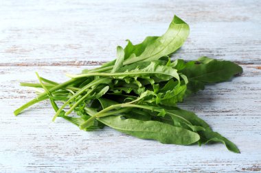 ahşap masa üzerinde yeşil roka yaprakları