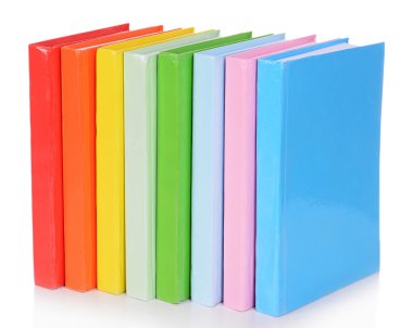 Beyaza izole edilmiş renkli kitap yığını