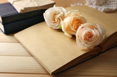 eski defter, ahşap masa arka plan üzerinde taze gül