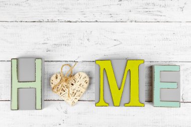 Dekoratif harf kelime dekoratif kalp ile ev ahşap arka plan üzerinde şekillendirme