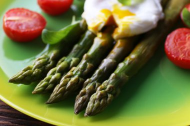 domates ve haşlanmış yumurta ile kavrulmuş kuşkonmaz