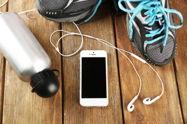 spor ayakkabı, ahşap masa üzerinde kulaklık