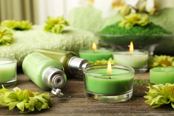 Hermosa composición de spa con velas en la mesa de cerca — Foto de Stock