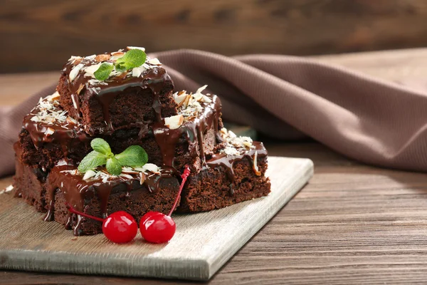 Вкусные шоколадные торты на столе крупным планом — стоковое фото