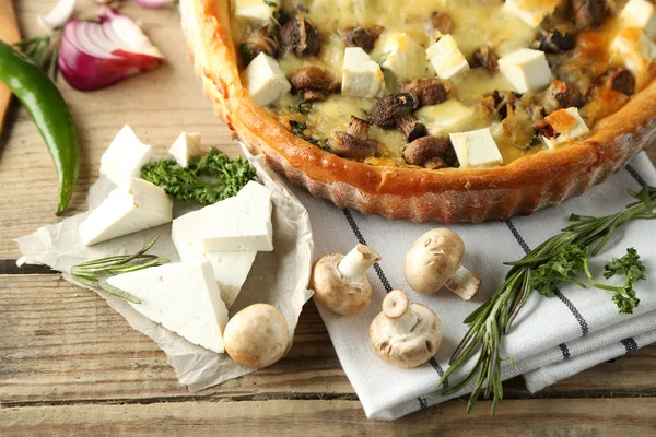Kaas met champignons, kruiden en zure crème, op houten tafel achtergrond — Stockfoto