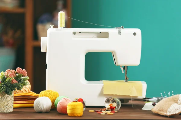 Máquina de costura na mesa na oficina — Fotografia de Stock