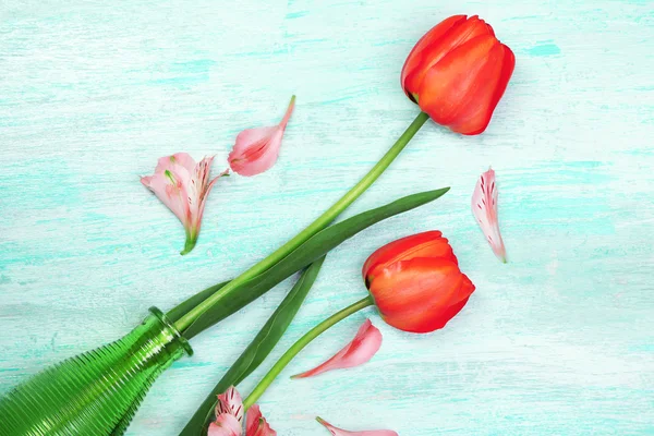 Beautiful red tulips in vases on wooden background — Stock Photo, Image