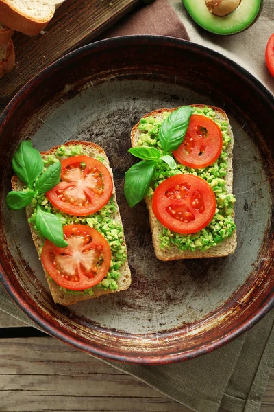 Sanduíche Vegan com abacate e legumes na panela, no fundo de madeira — Fotografia de Stock