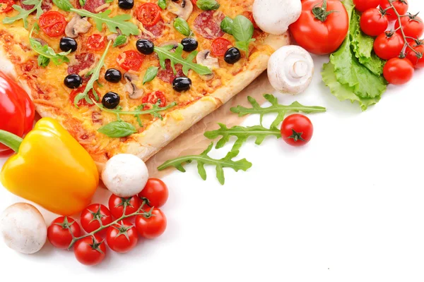 Heerlijke zelfgemaakte pizza op witte achtergrond — Stockfoto