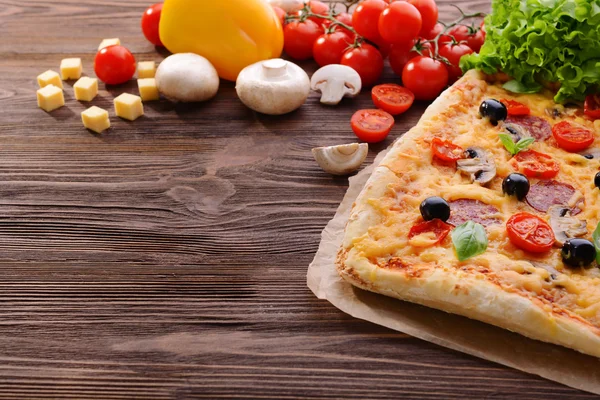 Läcker hemlagad pizza på tabell närbild — Stockfoto