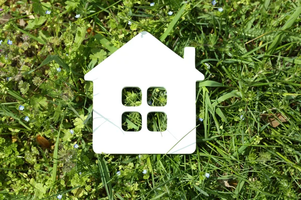 Dom zabawka na trawa tło — Zdjęcie stockowe