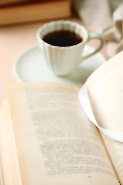 Bodegón con taza de café y libro, primer plano — Foto de Stock