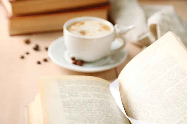 Bodegón con taza de café y libros, primer plano — Foto de Stock