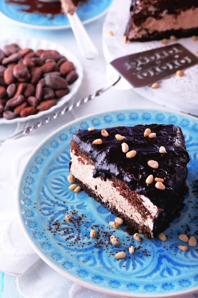 Köstlicher Schokoladenkuchen mit Zuckerguss im Teller auf dem Tisch, Nahaufnahme — Stockfoto