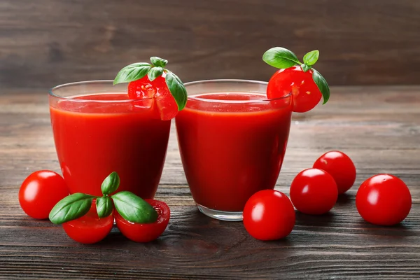 Vasos de jugo de tomate con verduras sobre fondo de madera —  Fotos de Stock