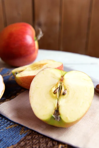 Sabrosas manzanas maduras en la mesa de cerca — Foto de Stock