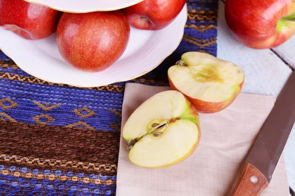 Вкусные спелые яблоки на столе вблизи — стоковое фото