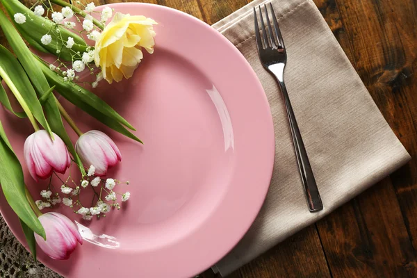 Vaisselle avec des fleurs sur la table close up — Photo