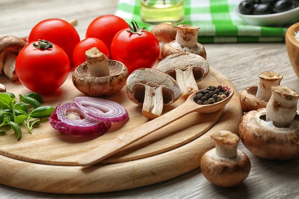 Ingredienti per cucinare la pizza sul tavolo di legno, primo piano — Foto Stock